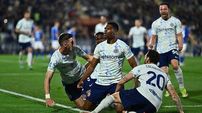 COMO, ITALY - APRIL 12: Denzel Dumfries of FC Internazionale celebrates after scoring the 2-3 goal during the Serie A match between Como 1907 and FC Internazionale at Giuseppe Sinigaglia Stadium on April 12, 2026 in Como, Italy. (Photo by Marco Manto