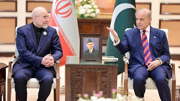 Perdana Menteri Pakistan Shehbaz Sharif berjumpa dengan Ketua Parlemen Iran Mohammad Bagher Ghalibaf, menjelang pertemuan delegasi dari Amerika Serikat dan Iran untuk mengadakan pembicaraan perdamaian, di Islamabad, Pakistan, 11 April 2026. Kantor Perdana Menteri Pakistan/Handout via REUTERS
