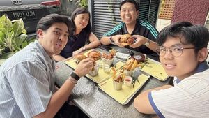 Potret Jerome Polin Mukbang Sushi Bareng Haruka hingga Makan Bersama Keluarga