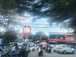 Kabel Menjuntai gara-gara Tersangkut Truk di Ciputat, Lalin Sempat Macet