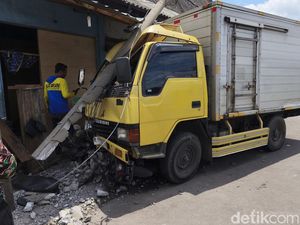 Truk Oleng Tabrak 5 Motor Parkir Milik LC Karaoke di Kartasura