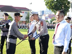Kapolda Sumsel Beri Penghargaan ke 48 Personel Berprestasi