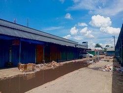 Jalan Pasar Induk Jakabaring Hancur-Becek, Pedagang Patungan Perbaiki Sendiri