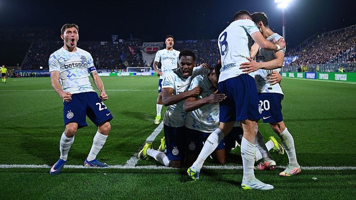 COMO, ITALY - APRIL 12: Denzel Dumfries of FC Internazionale celebrates with teammates after scoring his teams third goal during the Serie A match between Como 1907 and FC Internazionale at Giuseppe Sinigaglia Stadium on April 12, 2026 in Como, Ital