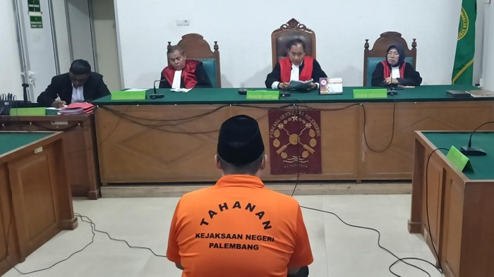 Mantan Camat SU I Palembang Novran menjalani sidang vonis