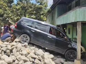 Mobil ASN Satpol PP Enrekang Lepas Kendali-Tabrak Tumpukan Batu
