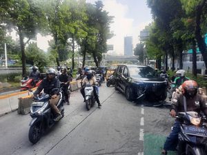 Mobil Tabrak Pembatas Busway di Slipi Jakbar, Lalin Macet hingga Tomang