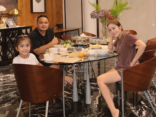 Gaya Santai Momo Geisha Rayakan Anniversary Pernikahan, Dinner Pakai Piyama