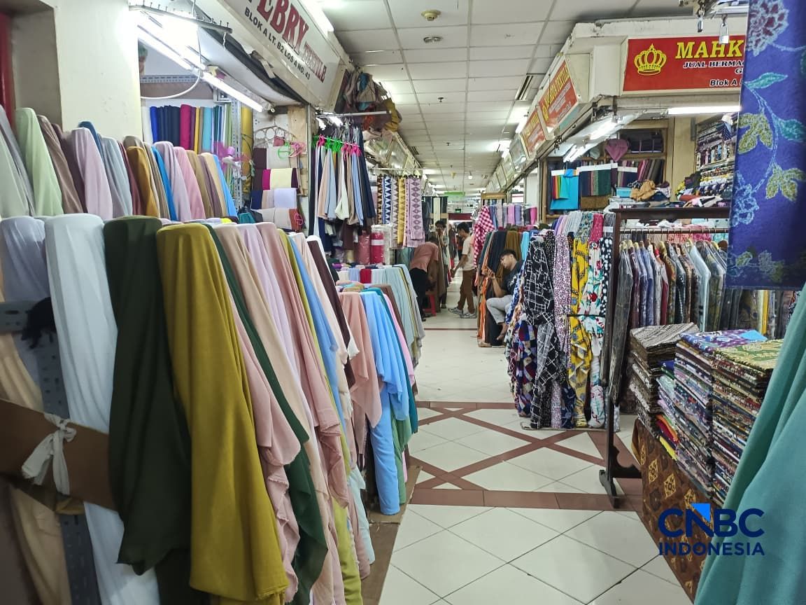 Pantauan kondisi nilai kain dan baju anak di Blok A Pasar Tanah Abang, Jakarta, Senin (13/4/2026). (CNBC Indonesia/Martyasari Rizky)