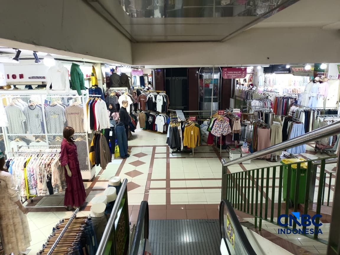 Pantauan kondisi nilai kain dan baju anak di Blok A Pasar Tanah Abang, Jakarta, Senin (13/4/2026). (CNBC Indonesia/Martyasari Rizky)