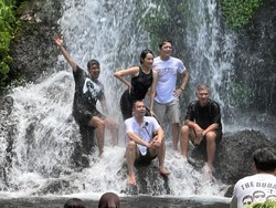 Saat Ariel Noah, Raffi Ahmad, Desta dan Gading Marten Jelajahi Banyuwangi