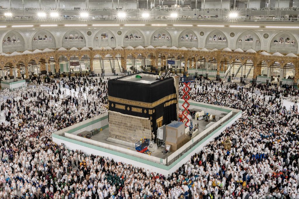 Jemaah umrah melaksanakan salat Jumat di sekeliling Ka'bah yang dipagari tinggi dalam rangka pemeliharaan rutin, pada Jumat (10/4/2026)