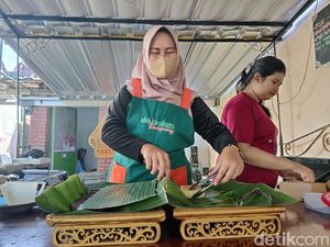 Pakai Daun Pisang, UMKM Lumajang Tak Terdampak Kenaikan Plastik