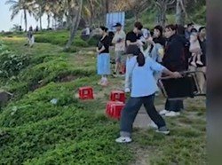 Takut Kena Razia, Penjual Kopi Lempar Kursi ke Jurang dan Ditonton Wisatawan