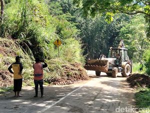 Jalur Magelang-Boyolali Via Ketep Tertutup Longsor, Alat Berat Dikerahkan