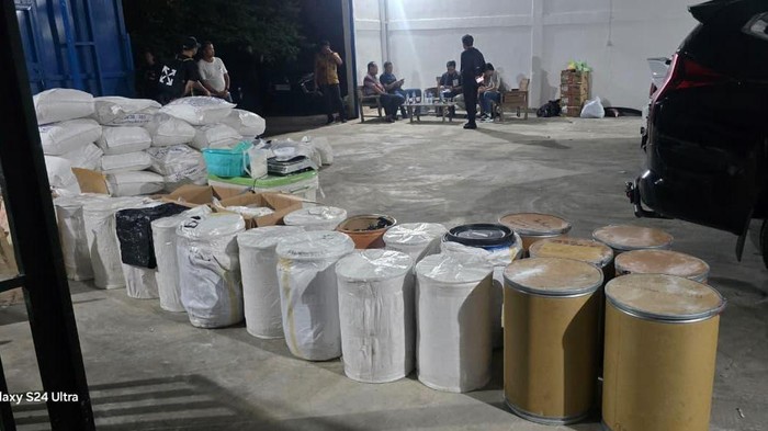 Polda Metro Jaya dan Polres Metro Jakbar membongkar pabrik Pil Jin di Semarang, Jawa Tengah, pada Jumat (10/4/2026).