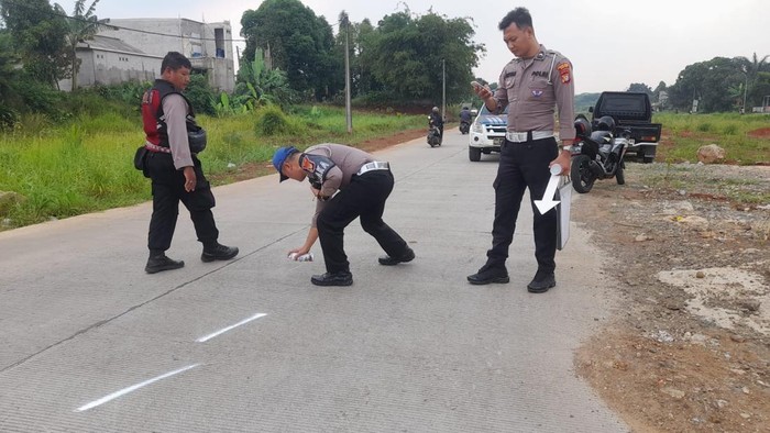 Polisi cek TKP pemotor tewas ditabrak pikap di jalur Bomang, Bogor (dok Polsek Tajurhalang)
