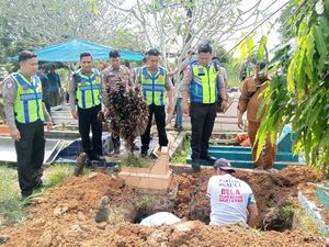 Tak Ada Keluarga Jemput, Pria Korban Tabrak Lari di Jambi Dimakamkan Polisi