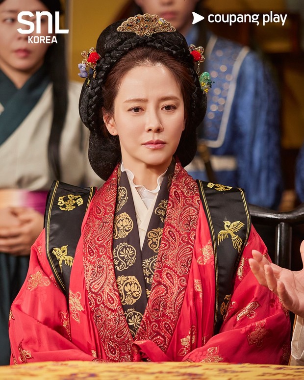 Potret Song Ji Hyo dalam acara 'SNL Korea 8'/ Foto: instagram.com/coupangplay Penampilan Song Ji Hyo ketika mengenakan hanbok dalam acara 'SNL Korea 8' sukses mengajak publik nostalgia terhadap drama hits yang pernah dibintanginya yakni 'Princess Hours'