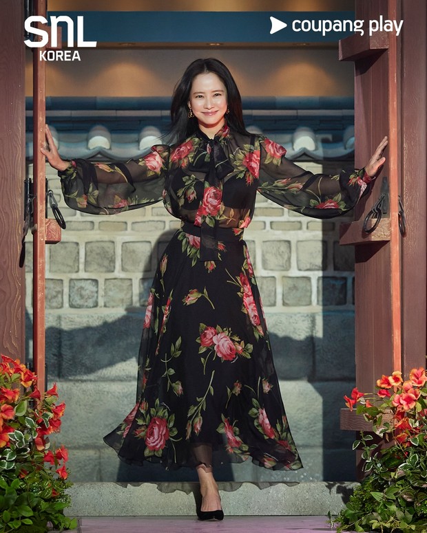 Potret Song Ji Hyo dalam acara 'SNL Korea 8'/ Foto: instagram.com/coupangplay Potret Song Ji Hyo dalam acara 'SNL Korea 8'.