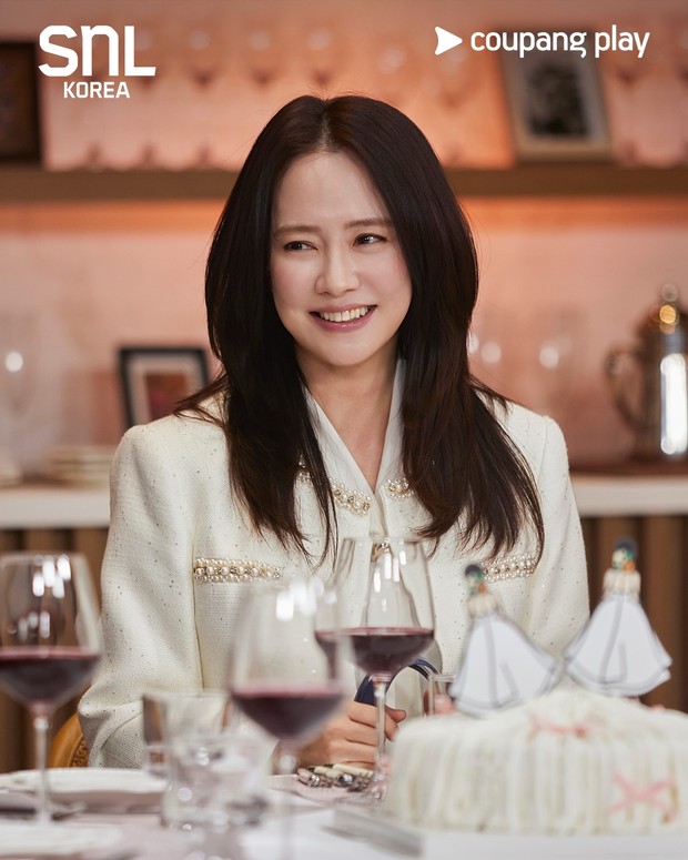 Potret Song Ji Hyo dalam acara 'SNL Korea 8'/ Foto: instagram.com/coupangplay Kemunculan Song Ji Hyo di episode terbaru SNL Korea 8 pada (11/4) memberinya kesempatan untuk memancarkan aura mahal dan elegan.