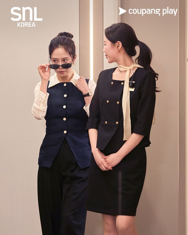 Potret Song Ji Hyo dan Ji Ye Eun dalam acara 'SNL Korea 8'/ Foto: instagram.com/coupangplay Potret Song Ji Hyo dan Ji Ye Eun dalam acara 'SNL Korea 8'.