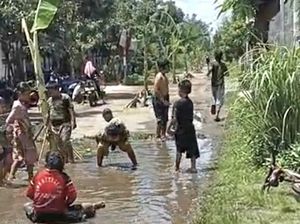 Lagi, Warga Nganjuk Tanam Pohon Pisang di Jalan Rusak