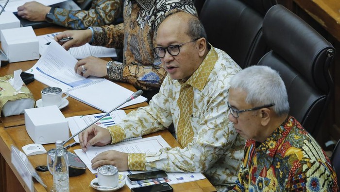 Raker Komisi XII DPR dengan Menteri Investasi dan Hilirisasi Menteri Investasi dan Hilirisasi/Kepala BKPM Rosan Roeslani (tengah) didampingi Wakil Menteri Investasi dan Hilirisasi Todotua Pasaribu (kiri) dan Sekjen Kementerian Investasi dan Hilirisasi Rudy Salahuddin (kanan) menyampaikan paparan saat rapat kerja dengan Komisi XII DPR di Kompleks Parlemen, Senayan, Jakarta, Senin (13/4/2026). Rapat tersebut membahas realisasi program kerja triwulan I Tahun Anggaran 2026 dan pertimbangan penerapan OSS terintegrasi. ANTARA FOTO/Asprilla Dwi Adha/YU