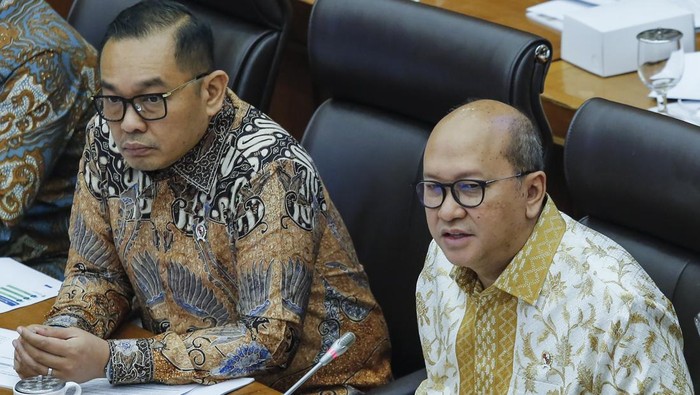 Menteri Investasi dan Hilirisasi/Kepala BKPM Rosan Roeslani (kanan) didampingi Wakil Menteri Investasi dan Hilirisasi Todotua Pasaribu (kiri) menyampaikan paparan saat rapat kerja dengan Komisi XII DPR di Kompleks Parlemen, Senayan, Jakarta, Senin (13/4/2026). Rapat tersebut membahas realisasi program kerja triwulan I Tahun Anggaran 2026 dan pertimbangan penerapan OSS terintegrasi. ANTARA FOTO/Asprilla Dwi Adha/YU
