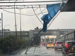 Papan Reklame Dekat Gerbang Tol Halim Roboh Imbas Hujan Angin Kemarin