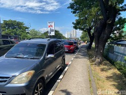 Mobil Parkir Liar di Jalan Urip Depan Unibos Makassar, Sempat Picu Macet