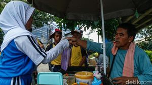 Siasat Pedagang Kala Harga Plastik Mencekik