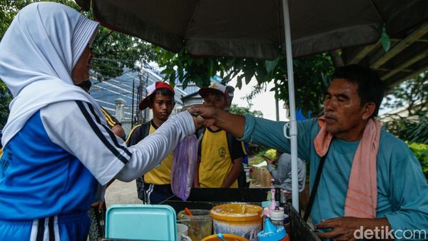 Siasat Pedagang Kala Harga Plastik Mencekik
