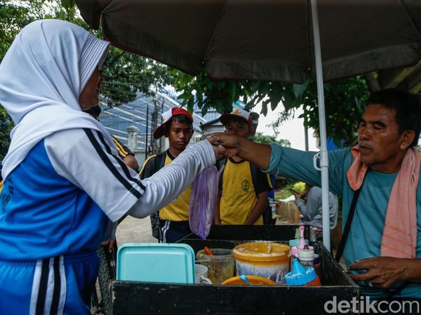 Siasat Pedagang Kala Harga Plastik Mencekik