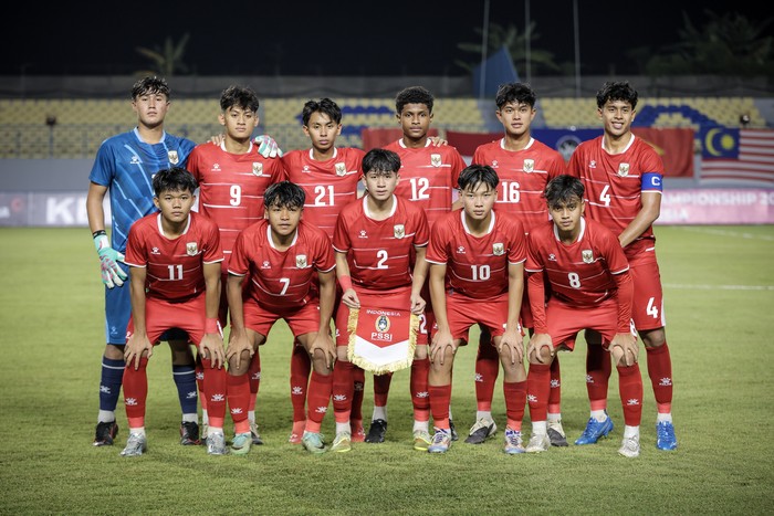 Pesepak bola Timnas Indonesia Putu Ekayana Yoga Pratama (ketiga kiri) berselebrasi bersama rekan timnya usai mencetak gol ke gawang Timnas Timor Leste pada pertandingan penyisihan grup A ASEAN U-17 Boys Championship atau AFF U-17 di Stadion Gelora Jo