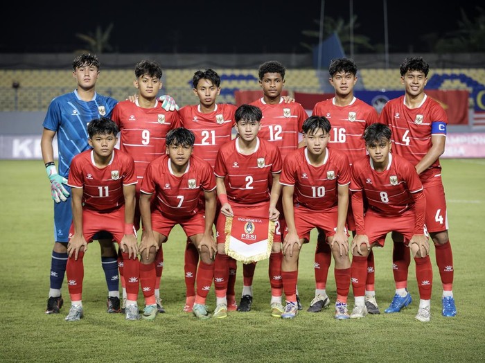 Pesepak bola Timnas Indonesia Putu Ekayana Yoga Pratama (ketiga kiri) berselebrasi bersama rekan timnya usai mencetak gol ke gawang Timnas Timor Leste pada pertandingan penyisihan grup A ASEAN U-17 Boys Championship atau AFF U-17 di Stadion Gelora Joko Samudro, Gresik, Jawa Timur, Senin (13/4/2026). ANTARA FOTO/Rizal Hanafi