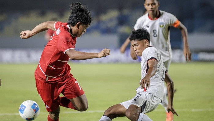 Pesepak bola Timnas Indonesia Putu Ekayana Yoga Pratama (ketiga kiri) berselebrasi bersama rekan timnya usai mencetak gol ke gawang Timnas Timor Leste pada pertandingan penyisihan grup A ASEAN U-17 Boys Championship atau AFF U-17 di Stadion Gelora Joko Samudro, Gresik, Jawa Timur, Senin (13/4/2026). ANTARA FOTO/Rizal Hanafi