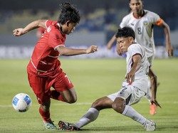 Pesepak bola Timnas Indonesia Dava Yunna Adi Putra (kiri) berebut bola dengan pesepak bola Timor Leste Jacob Salsinha Maia (kanan) pada pertandingan penyisihan grup A ASEAN U-17 Boys Championship atau AFF U-17 di Stadion Gelora Joko Samudro, Gresik, Jawa Timur, Senin (13/4/2026). ANTARA FOTO/Rizal Hanafi
