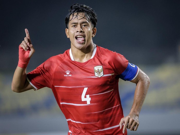 Pesepak bola Timnas Indonesia Putu Ekayana Yoga Pratama (ketiga kiri) berselebrasi bersama rekan timnya usai mencetak gol ke gawang Timnas Timor Leste pada pertandingan penyisihan grup A ASEAN U-17 Boys Championship atau AFF U-17 di Stadion Gelora Joko Samudro, Gresik, Jawa Timur, Senin (13/4/2026). ANTARA FOTO/Rizal Hanafi