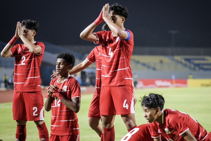 Pesepak bola Timnas Indonesia Putu Ekayana Yoga Pratama (ketiga kiri) berselebrasi bersama rekan timnya usai mencetak gol ke gawang Timnas Timor Leste pada pertandingan penyisihan grup A ASEAN U-17 Boys Championship atau AFF U-17 di Stadion Gelora Jo