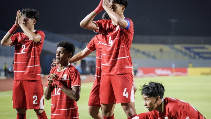 Pesepak bola Timnas Indonesia Putu Ekayana Yoga Pratama (ketiga kiri) berselebrasi bersama rekan timnya usai mencetak gol ke gawang Timnas Timor Leste pada pertandingan penyisihan grup A ASEAN U-17 Boys Championship atau AFF U-17 di Stadion Gelora Jo