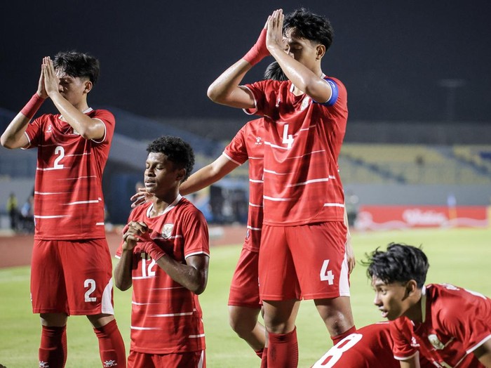 Pesepak bola Timnas Indonesia Putu Ekayana Yoga Pratama (ketiga kiri) berselebrasi bersama rekan timnya usai mencetak gol ke gawang Timnas Timor Leste pada pertandingan penyisihan grup A ASEAN U-17 Boys Championship atau AFF U-17 di Stadion Gelora Joko Samudro, Gresik, Jawa Timur, Senin (13/4/2026). ANTARA FOTO/Rizal Hanafi