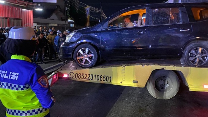 TKP mobil tabrak gerobak nasi goreng di Jalan Raya Ciledug, Kecamatan Garut Kota