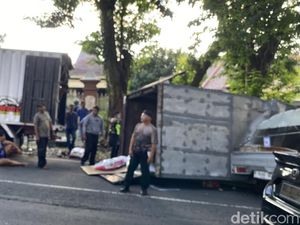 Truk Terguling Timpa Mobil Sayur di Turunan Abdulrahman Saleh Semarang