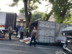 Truk Terguling Timpa Mobil Sayur di Turunan Abdulrahman Saleh Semarang