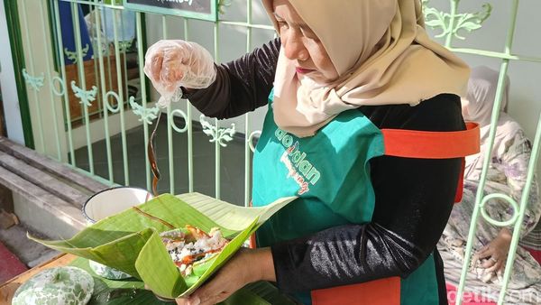 Bungkus Daun Pisang Jadi Penyelamat UMKM Jajanan Tradisional di Lumajang