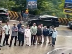 Konvoi Pejabat Foto-foto di Sitinjau Lauik, Dikawal Polisi Tot Tot Wuk Wuk