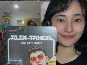Figurines Aldi Taher Pegang Burger Buatan Kreator Ini Bikin Heboh