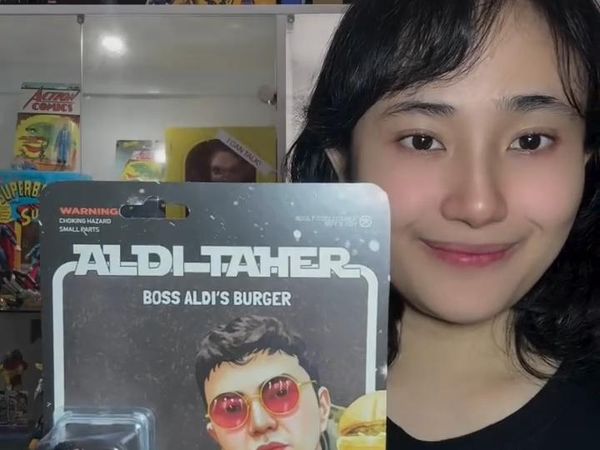 Figurines Aldi Taher Pegang Burger Buatan Kreator Ini Bikin Heboh