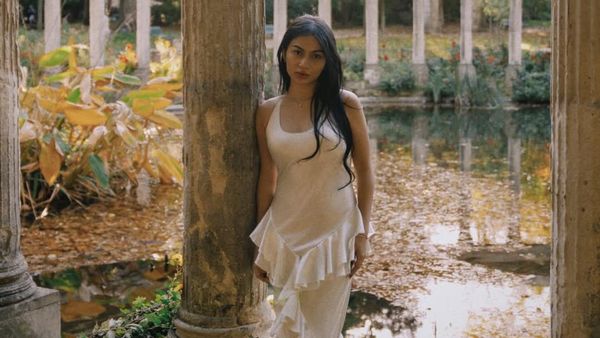 Gaya Nyender Manja Ariel Tatum di Pilar Tua